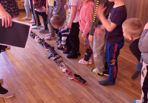 Dzieci ustawiają swoje buty - wróżba andrzejkowa