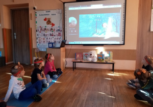 Dzieci uczestniczą w zajęciach online prowadzonych przez panią Dorotę z MBP.