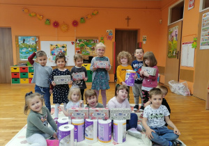 Zdjęcie dzieci z zakupionymi produktami higienicznymi