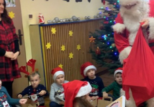Mikołaj rozdaje prezenty dzieciom z grupy 4 integracyjnej
