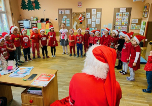 Występy Mikołajkowe ze śpiewem w wykonaniu dzieci z grupy 5