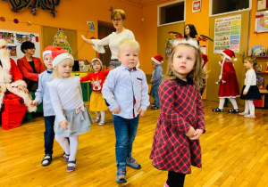 Śpiewy i tańce Mikołajkowe w wykonaniu dzieci
