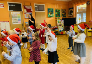 Śpiewy i tańce Mikołajkowe w wykonaniu dzieci