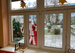 Mikołaj puka w okno grupy 1