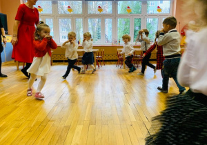 Taniec Mikołajkowy w wykonaniu dzieci z gr 1