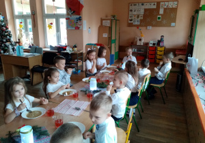 Przedszkolaki z grupy V jedzą uroczysty wigilijny obiad.