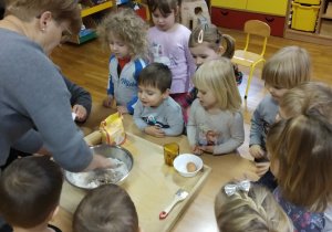 Pani Beatka z dziećmi wyrabia ciasto na pierniki świąteczne