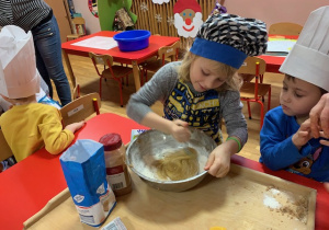 Dzieci z gr 4 integracyjnej wyrabiają ciasto na pierniki