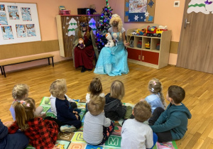 Elsa i Anna z Krainy Lodu przedstawiają się dzieciom z gr 1