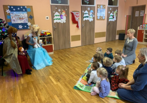 Elsa i Anna z Krainy Lodu opowiadają historię swojego życia