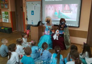 Elsa i Anna z Krainy Lodu przedstawiają się dzieciom