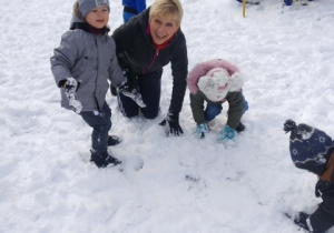 Pani Ewa razem z dziećmi lepi kule śniegowe