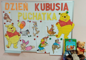 Tablica z ilustracjami przedstawiającymi Kubusia Puchatka i jego przyjaciół