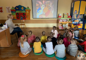 Dzieci z grupy 3 i 4 integracyjnej oglądają pierwsze odcinki bajek Kubusia Puchatka