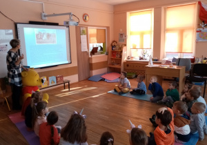 Przedszkolaki oglądają prezentację pt. „Kubuś Puchatek i przyjaciele”.