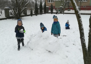 Chłopcy budują mur obronny ze śniegu