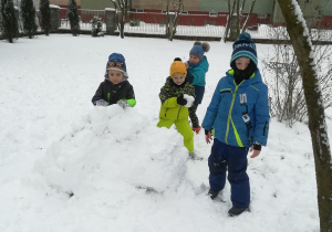 Chłopcy przy swoim murze obronnym ze śniegu