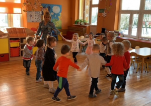 Dzieci tańczą w kółeczku z panią Beatką