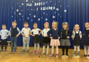 Dzieci śpiewają piosenki z okazji Dni Babci i Dziadka