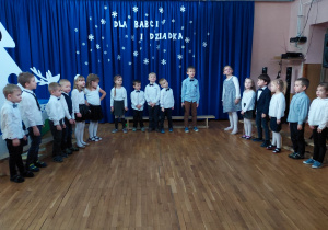 Dzieci stoją i śpiewają piosenkę