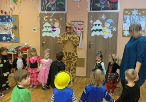Dyrekcja przedszkola przebrana za żyrafkę zaprasza dzieci z grupy I na Bal Karnawałowy