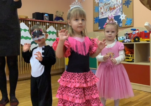 Dziewczynki przebrane za księżniczki tańczą w rytm muzyki