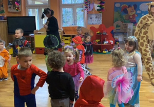 Dzieci z gr 2 w przebraniach balowych tańczą w rytm muzyki