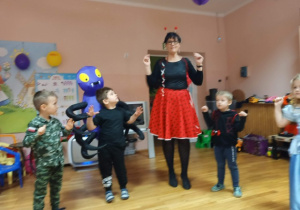 Dzieci z gr 3 w balowych przebraniach wraz z p.Dyrektor tańczą w rytm muzyki
