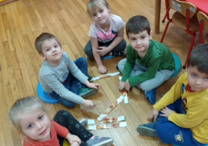 Dzieci z gr 3 układają puzzle obrazkowe zw z tematyka pizzy