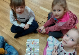Dzieci z gr 3 układają puzzle obrazkowe zw z tematyka pizzy