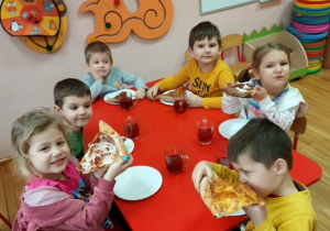 Degustacja pysznej pizzy przez dzieci z grupy 3