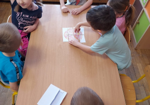 Dzieci układają pizzę z puzzli