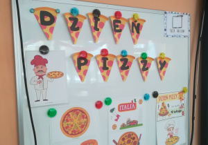 Papierowy napis na tablicy Dzień Pizzy