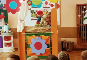 Dzieci z grupy 1,2 i 3 oglądają teatrzyk „Pączki i faworki u babci Honorki” w wykonaniu nauczycielek