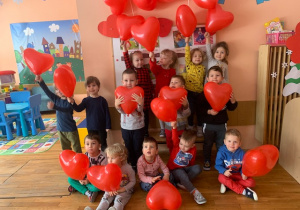 Dzieci z gr 1 pozują wspólnie do pamiątkowego zdjęcia z balonikami Walentynkowymi
