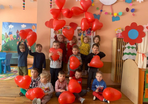 Dzieci z gr 1 pozują wspólnie do pamiątkowego zdjęcia z balonikami Walentynkowymi