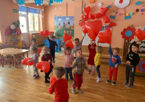Dzieci z gr 1 bawią się wspólnie balonikami Walentynkowymi