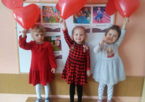Dziewczynki z gr 1 pozują do pamiątkowego zdjęcia z balonikami Walentynkowymi