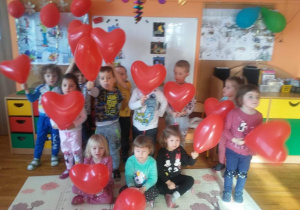 Dzieci z gr 2 pozują do pamiątkowego Walentynkowego zdjęcia