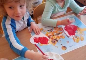 Dzieci z gr 2 kolorują serduszko z okazji Dnia Walentynek