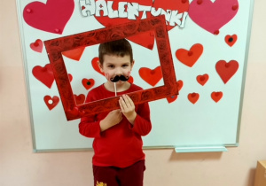 Chłopiec z gr 3 pozują do pamiątkowego Walentynkowego zdjęcia