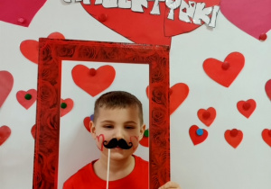 Chłopiec z gr 3 pozują do pamiątkowego Walentynkowego zdjęcia
