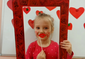 Dziewczynka z gr 3 pozują do pamiątkowego Walentynkowego zdjęcia