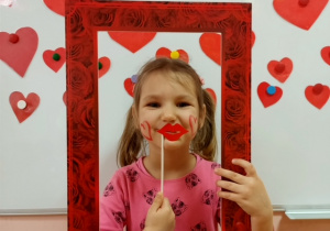 Dziewczynka z gr 3 pozują do pamiątkowego Walentynkowego zdjęcia