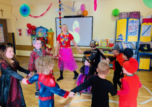 Dzieci tańczą do piosenki „kaczuszki”