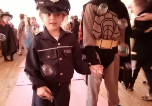 Dzieci w karnawałowych przebraniach - Policjantka i Batman