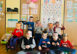 Dzieci pozują do pamiątkowego zdjęcia w maskach własnoręcznie wykonanych