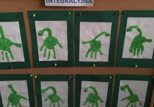 Tablica z pacami plastycznymi dzieci z gr. IV przedstawiającymi dinozaury.