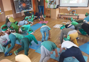 Dzieci naśladują ruchy dinozaurów