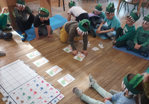 Dzieci wykonują zadania związane z dinozaurami